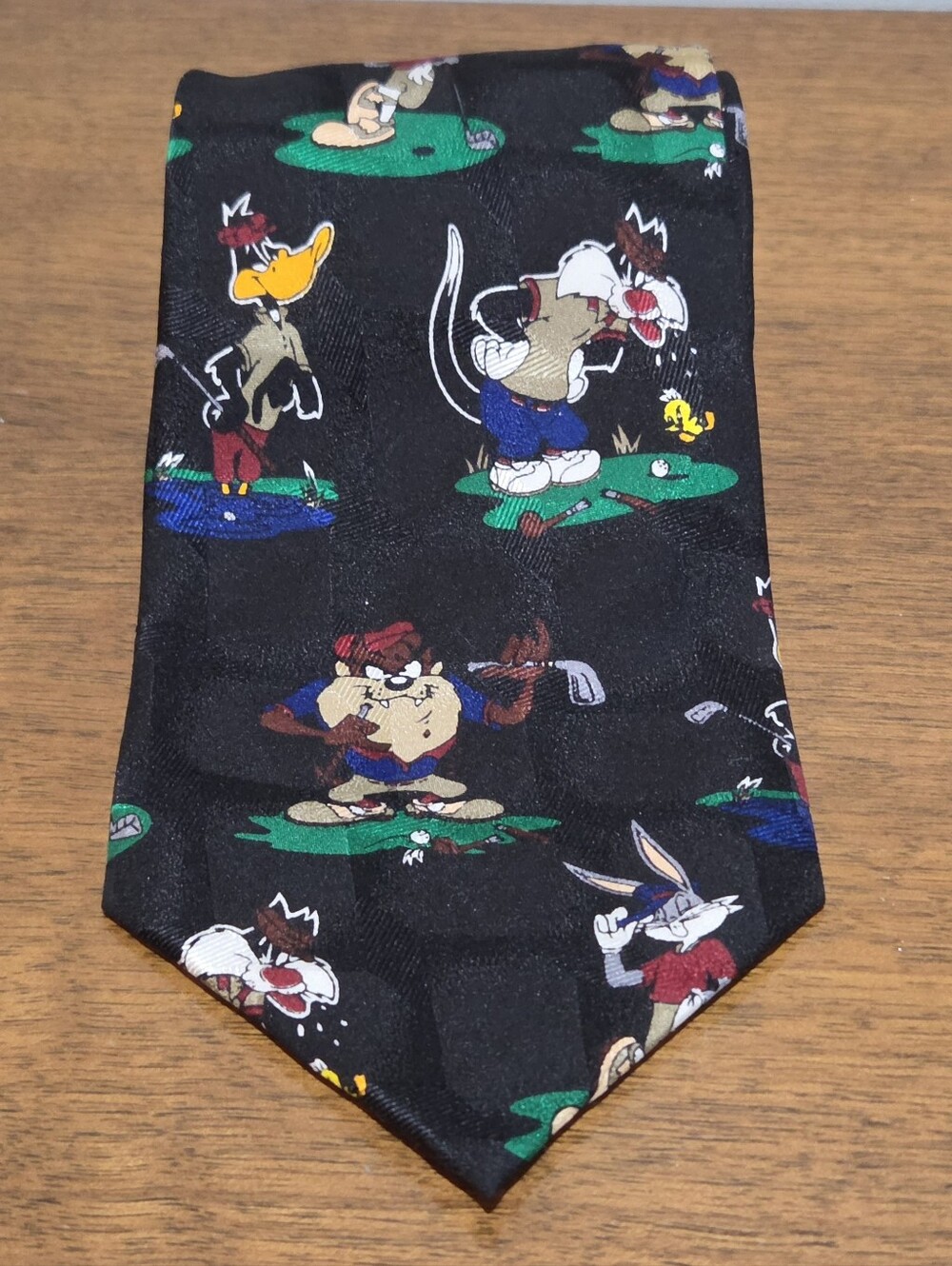 Looney Toons Mania Golf Scene Tie 100% Silk